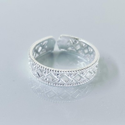 Uttam Abhushan Square Cut Work Band Design Toe Rings In Silver Silver Silver Plated Toe Ring Set