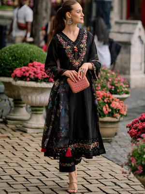 MADHAV WEAVES Embroidered Kurta, Trouser/Pant & Dupatta Set