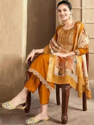 TRENDYRETRO Embellished, Embroidered Kurta, Trouser/Pant & Dupatta Set