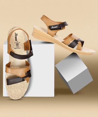 Paragon Paragon PUK7030L Women Trendy Comfortable Daily Wear Stylish Sandals Slippers Women Flats(Tan , 8)