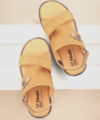 RED CHIEF Men Sandals(Yellow , 7)