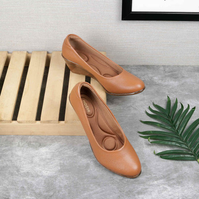 MOCHI Women Wedges(Tan , 4)