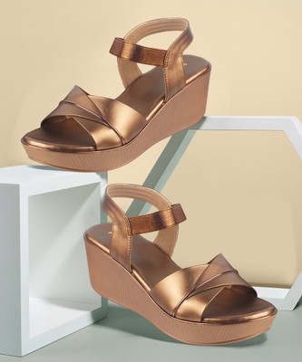 MOCHI Women Wedges(Gold , 3)