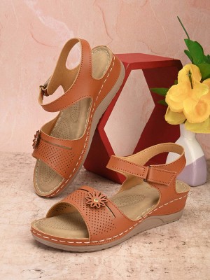 XE Looks Women Wedges(Tan , 5)