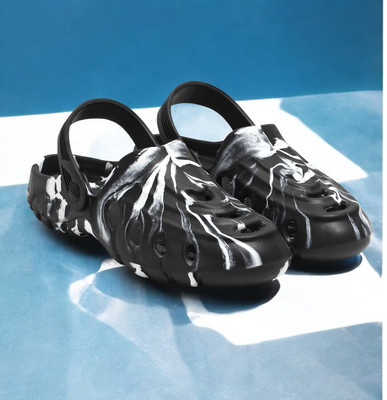 Begone Men Clogs(Black , 7)