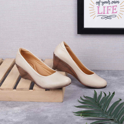 MOCHI Women Wedges(Beige , 6)