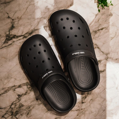 Free Kicks Men Clogs(Black , 7)
