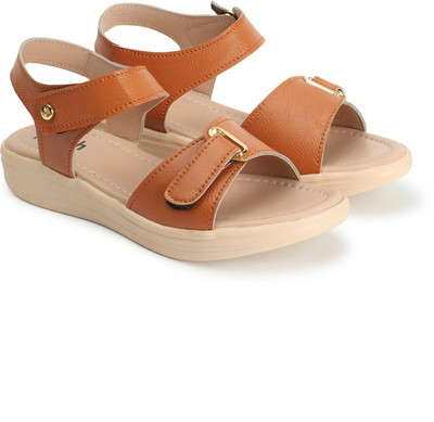 aurish Women Wedges(Tan , 7)