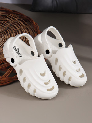 Roadster Men Clogs(White , 7)