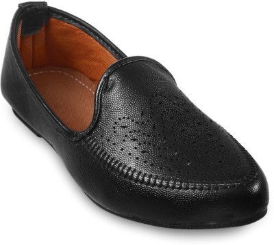 Apratim Men Black Sandals