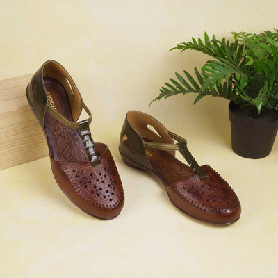 MOCHI Women Flats(Tan , 4)