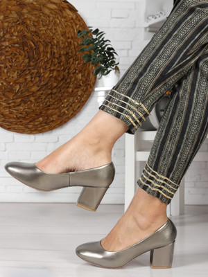 CARLTON LONDON Women's Solid Round Toe Block Heel Pumps Women Heels(Grey , 4)