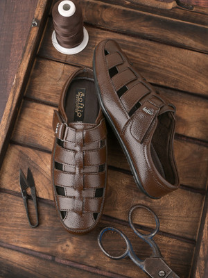Softio Men Sandals(Brown , 6)