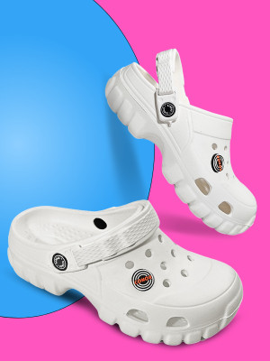 Conor Men Clogs(White , 8)