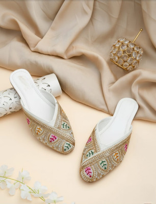 A S FOOT CRAFT Women Flats(White , 6)