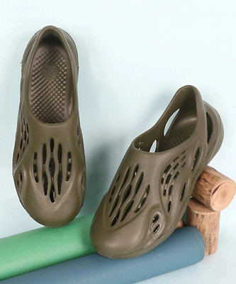 Aqualite Comfort, Anti-Skid Men Clogs(Olive ,)
