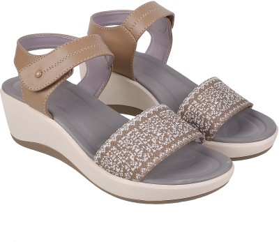 MOCHI Women Wedges(Beige , 8)