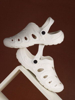 Roadster Men Clogs(White , 7)