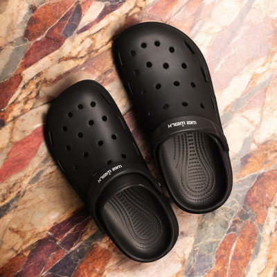 Free Kicks Men Clogs(Black , 7)