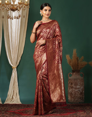 Divastri Woven, Embellished Kanjivaram Silk Blend, Jacquard Saree(Maroon)