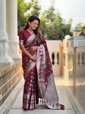 VM Selling Hub Printed Kanjivaram Silk Blend Saree(Maroon)