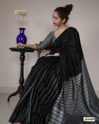 BT FASHION Woven Kanjivaram Jacquard, Pure Silk Saree(Black)