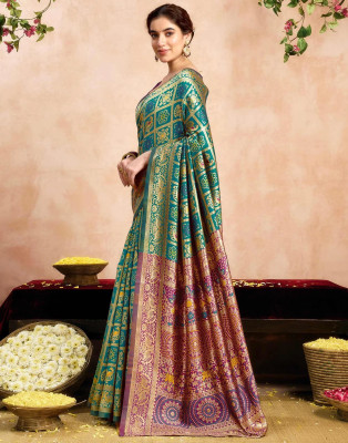 het designer studio Floral Print, Applique, Blocked Printed, Embroidered, Woven, Self Design Kanjivaram Jacquard, Art Silk Saree(Dark Green)