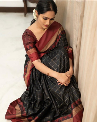 hitesh pahuja Checkered, Woven Banarasi Silk Blend Saree(Black, Maroon)