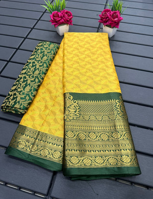 Apnisha Solid/Plain Banarasi Pure Silk Saree(Dark Green)