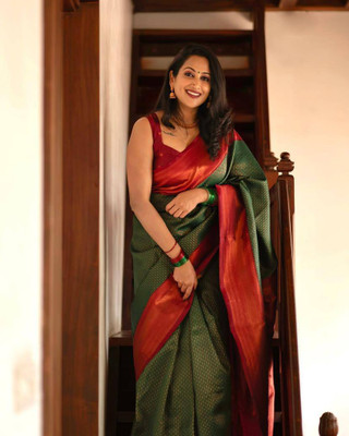 GATISHVAM TEXTILE Self Design Banarasi Art Silk Saree(Green)