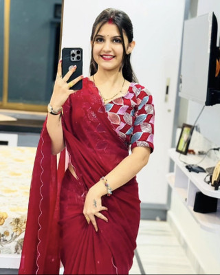 MSC TRENDLINE SAREES Self Design, Solid/Plain Bollywood Georgette Saree(Maroon)