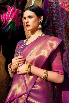 Murta Trends Self Design Kanjivaram Jacquard, Silk Blend Saree(Purple)