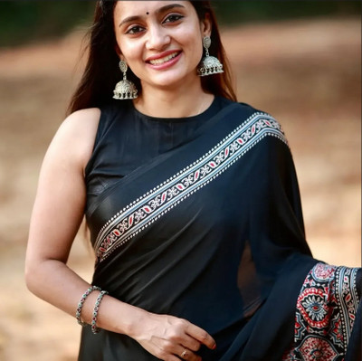 BADE SUHANE Printed, Floral Print, Paisley, Solid/Plain Daily Wear Chiffon Saree(Black)