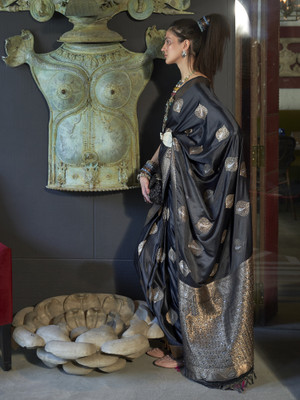 Sareemall Woven Kanjivaram Silk Blend Saree(Black)