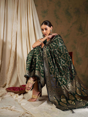 Sangria Woven, Embellished Kanjivaram Silk Blend Saree(Green)