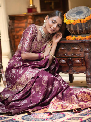shree vrinda Self Design Handloom Art Silk Saree(Maroon)