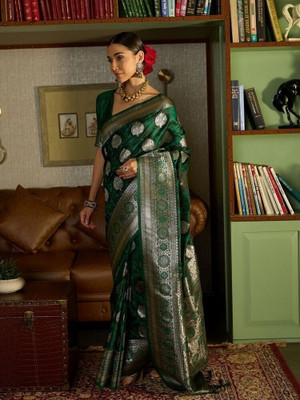 Vichitra Woven, Self Design Banarasi Silk Blend, Jacquard Saree(Green)