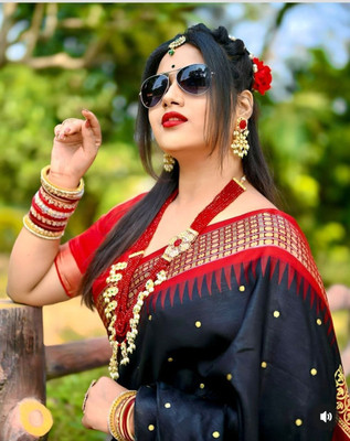 Afronza Temple Border, Self Design, Applique Sambalpuri Silk Blend, Pure Silk Saree(Black, Red)