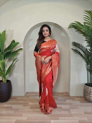Divastri Embellished, Self Design Daily Wear Silk Blend Saree(Red)
