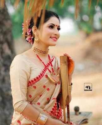 Nimidiya Self Design, Embellished, Woven Mekhela Chador Cotton Blend Saree(Beige, Red)