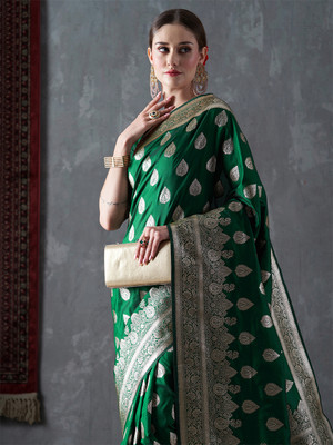 Divastri Woven Kanjivaram Silk Blend Saree(Green)