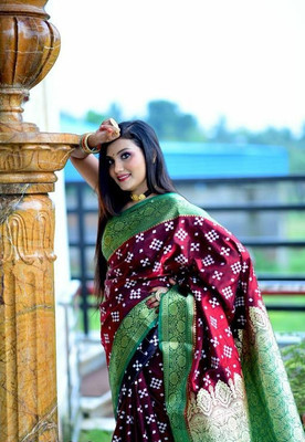 SAFIYASAREE Embroidered Sambalpuri Satin Saree(Dark Green)