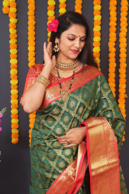 Bieth Woven, Self Design Banarasi Pure Silk, Silk Blend Saree(Green, Red)