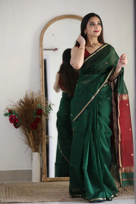 AMRUTKALA SAREES Woven Banarasi Silk Blend Saree(Green, Maroon)