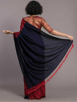 Ruuprekha Solid/Plain Handloom Cotton Blend Saree(Red, Dark Blue)