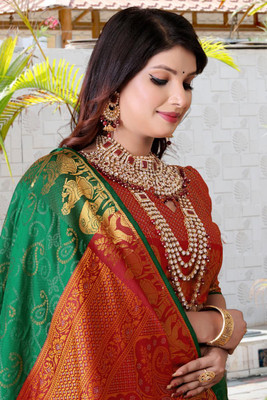 LAVYANSH CREATION Printed Patola Silk Blend Saree(Green)
