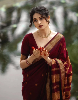 Anmi Woven Kanjivaram Jacquard, Silk Blend Saree(Gold, Maroon)
