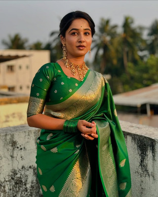 KANAKA SAREES Woven Banarasi Jacquard Saree(Green)