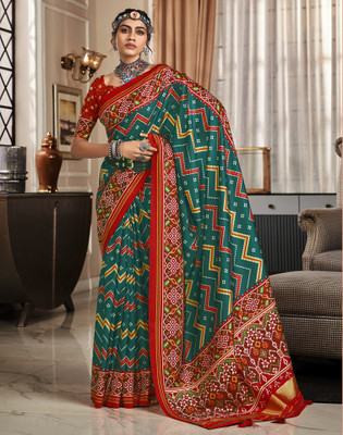 Satrani Geometric Print, Printed, Embellished Patola Silk Blend Saree(Green, Red)