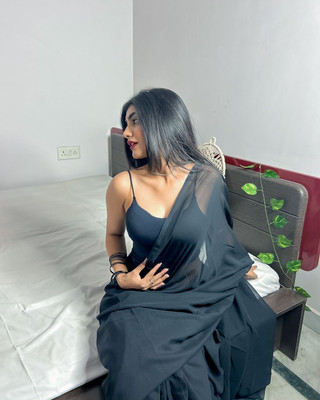 V And V Shop Solid/Plain Daily Wear Georgette Saree(Black)